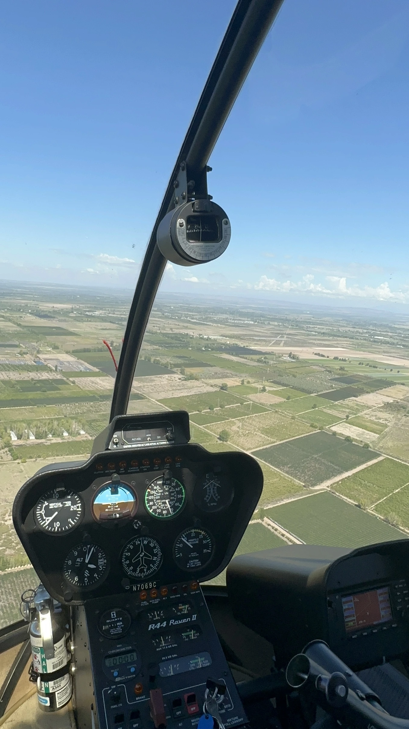 Helicóptero sobrevolando el dique Carrizal en Mendoza