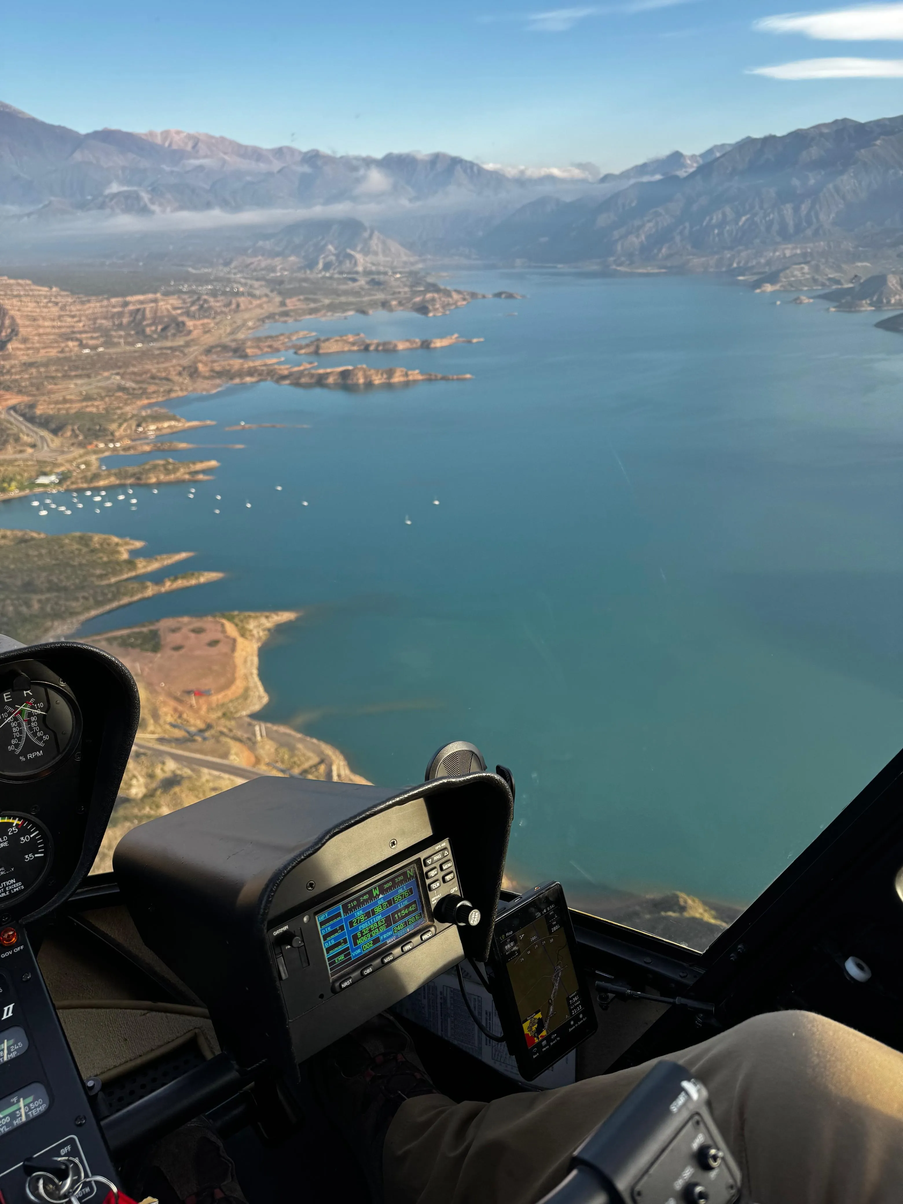 Vista aérea del dique Potrerillos durante vuelo bautismo