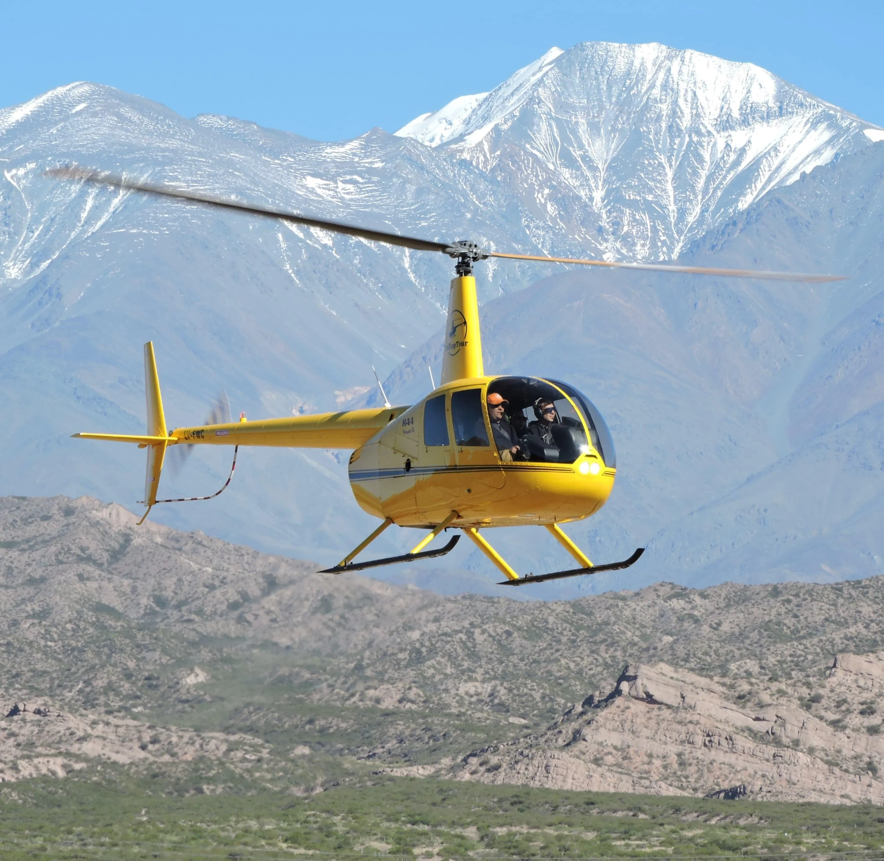 Pasajeros disfrutando primera experiencia en helicóptero
