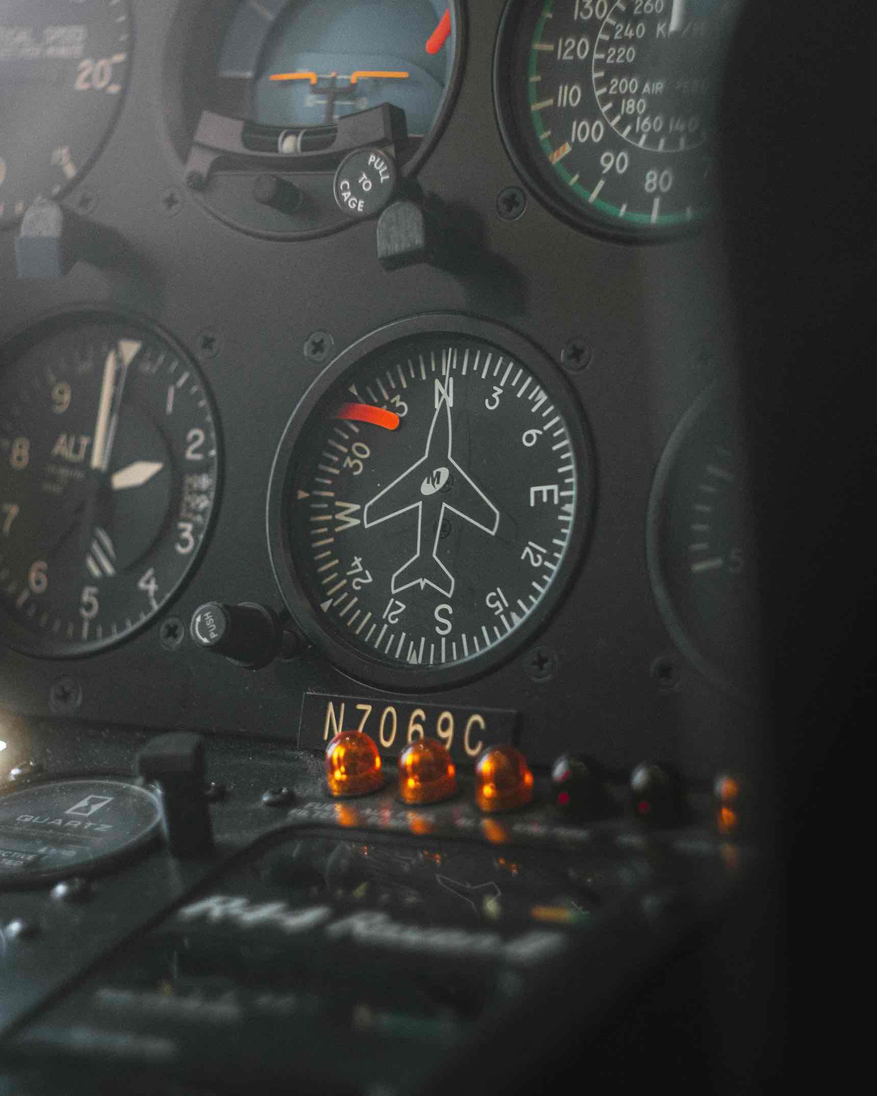 Helicóptero Raven en hangar