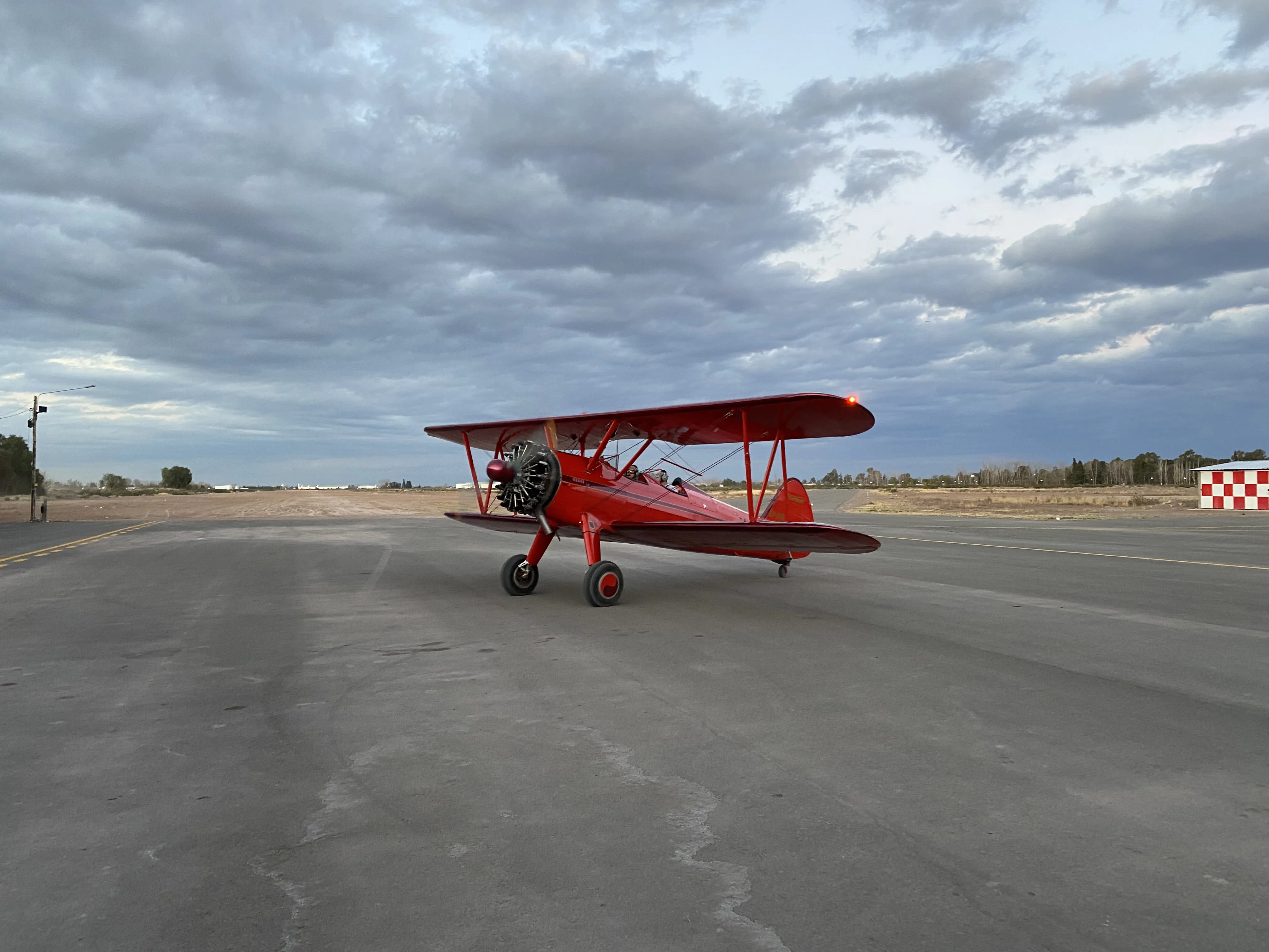 Boeing Stearman en pista